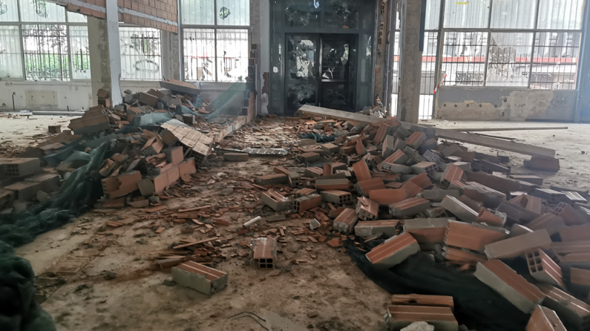 ΑΠΘ: Άγνωστοι με βαριοπούλες γκρέμισαν τους τοίχους στο «Στέκι στο Βιολογικό»