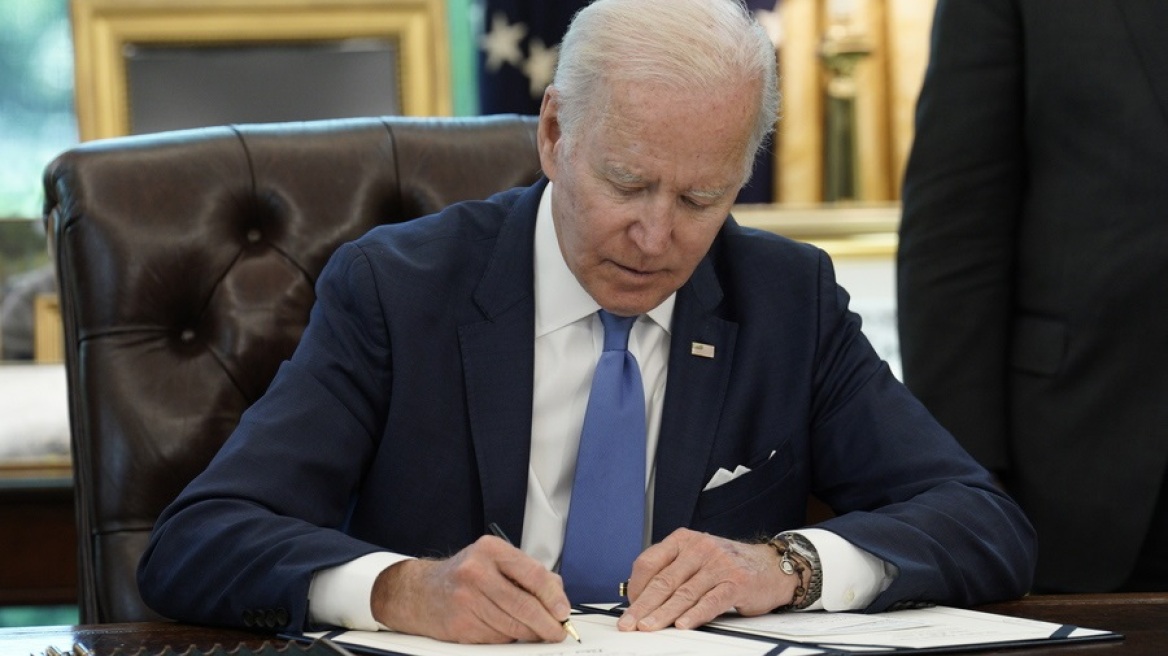 ΗΠΑ: Ο Μπάιντεν ενεργοποίησε πρόγραμμα του Β’ Παγκοσμίου Πολέμου για να στείλει άμεσα στρατιωτική βοήθεια στην Ουκρανία