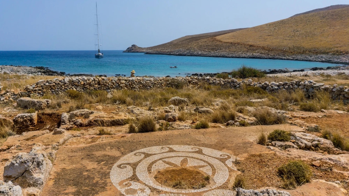 Τα ρωμαϊκά λουτρά, ο επιβλητικός φάρος και το πιο ενδιαφέρον μονοπάτι της μέσα Μάνης