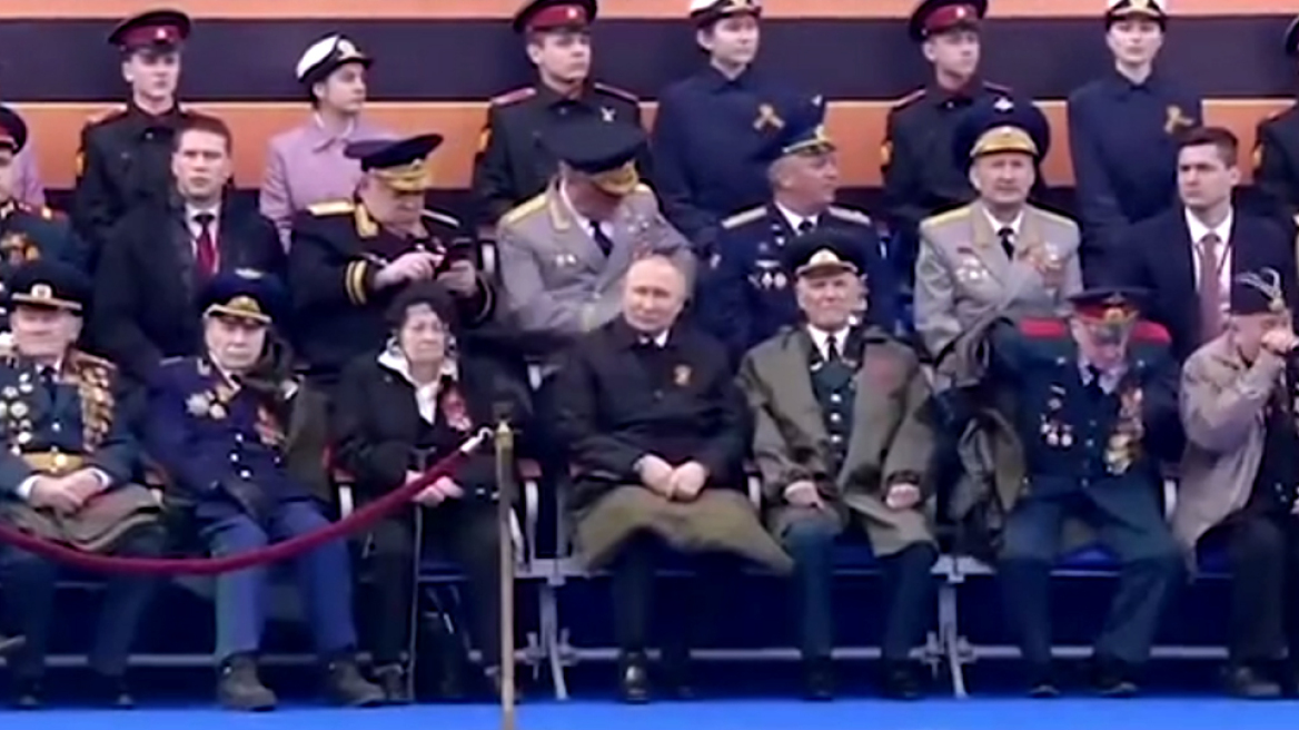 Πούτιν- Παρέλαση στη Μόσχα: Τα δύο σημάδια που φουντώνουν τα σενάρια για την υγεία του 