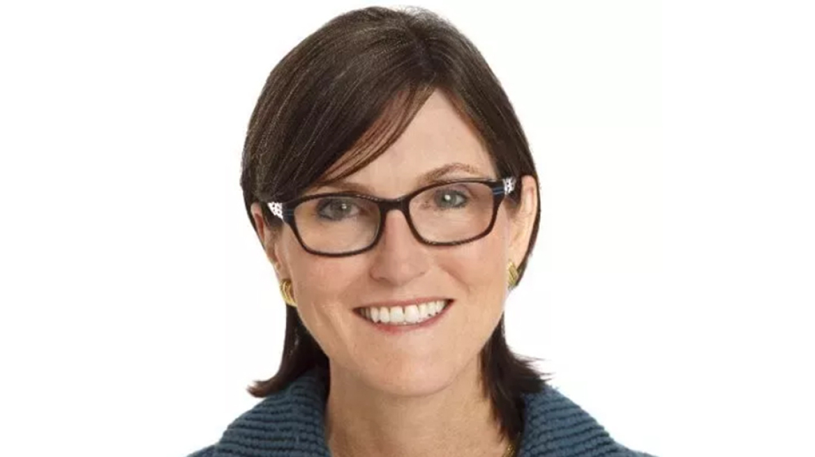 Γιατί «εξαφανίστηκε» από τις αγορές η Κάθι Γουντ