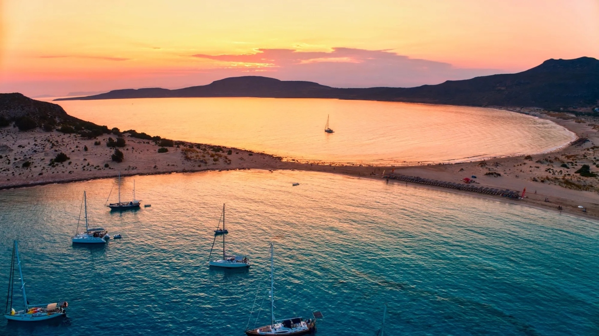 Γύρω από τη Μονεμβασιά: Επιβλητικά σπήλαια, εξωτικές αμμουδιές και βυθισμένες προϊστορικές πόλεις