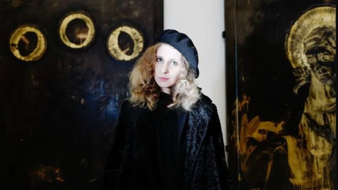 Η κινηματογραφική απόδραση της frontwoman των Pussy Riot από τη Ρωσία: Μεταμφιέστηκε σε υπάλληλο food courier