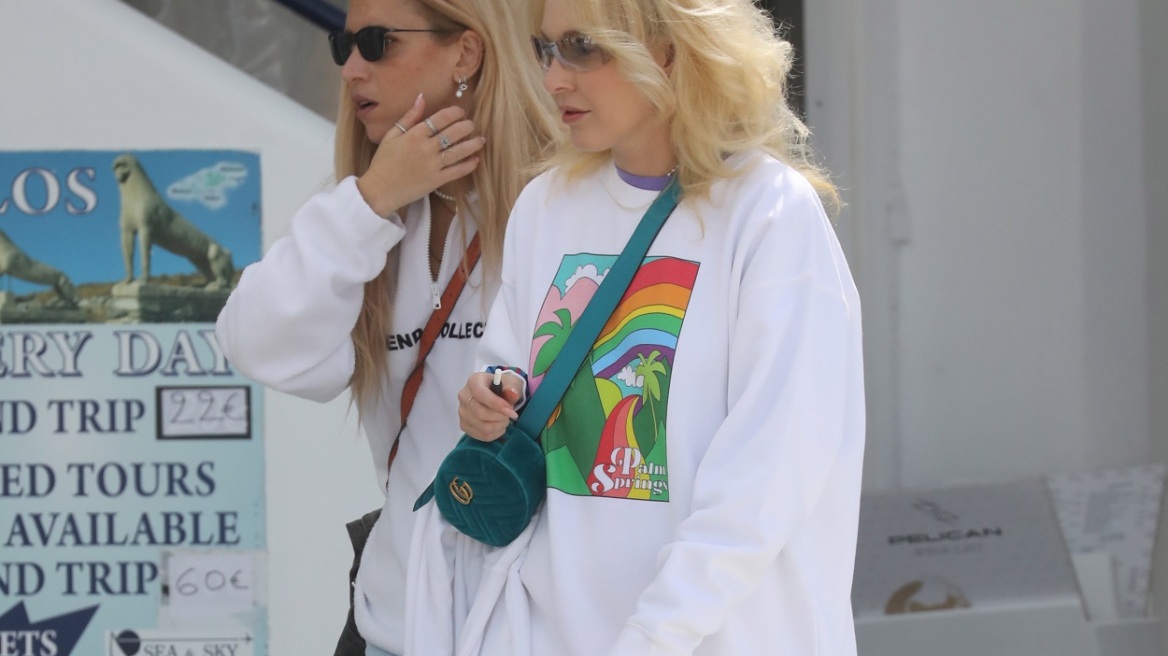 Τάμτα: Η βόλτα της με pop σύνολο στα Ματογιάννια της Μυκόνου