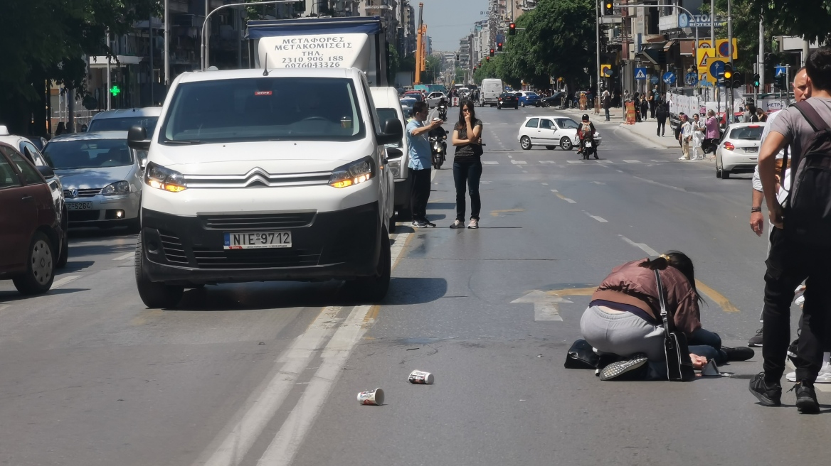 Θεσσαλονίκη: Μοτοσυκλέτα παρέσυρε γυναίκα στο κέντρο της πόλης - Διαδηλωτές παρείχαν τις πρώτες βοήθειες