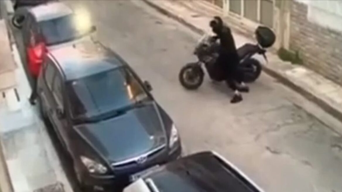 Βίντεο-ντοκουμέντο από κλοπή μηχανής στα Καμίνια μπροστά στα μάτια ανυποψίαστης γυναίκας