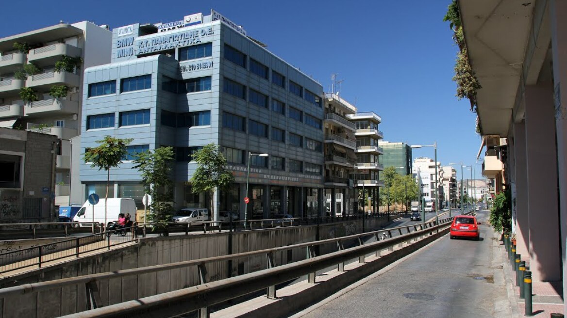 Σφοδρή σύγκρουση φορτηγού με ΙΧ στη Λένορμαν - Δύο παιδιά τραυματίστηκαν