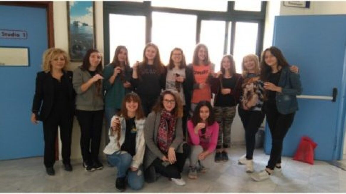 Αγρίνιο: Μαθήτριες δώρισαν τα μαλλιά τους σε όσους τα έχουν ανάγκη