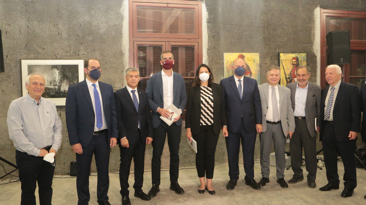 Τσιάρας και Κεραμέως εγκαινίασαν την έκθεση  «Μεθεόρτια – από το '21 στο '22» στα παλιά δικαστήρια της οδού Σανταρόζα