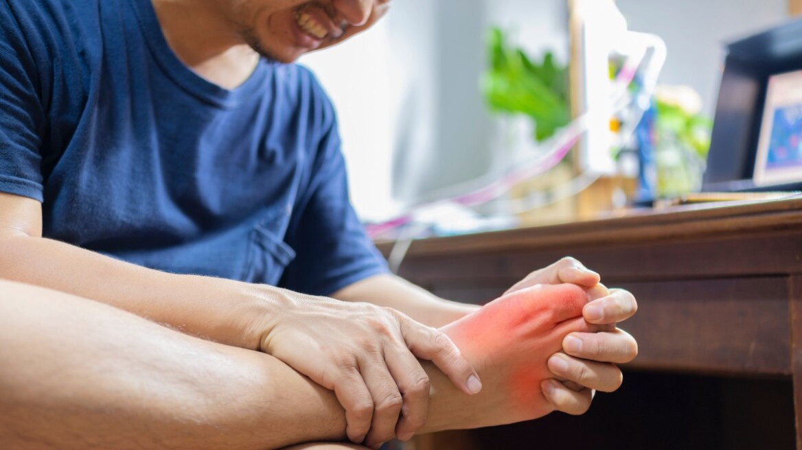 Ουρική αρθρίτιδα: Πώς αντιμετωπίζεται η φλεγμονώδης αρθροπάθεια που προτιμά τους 50ρηδες