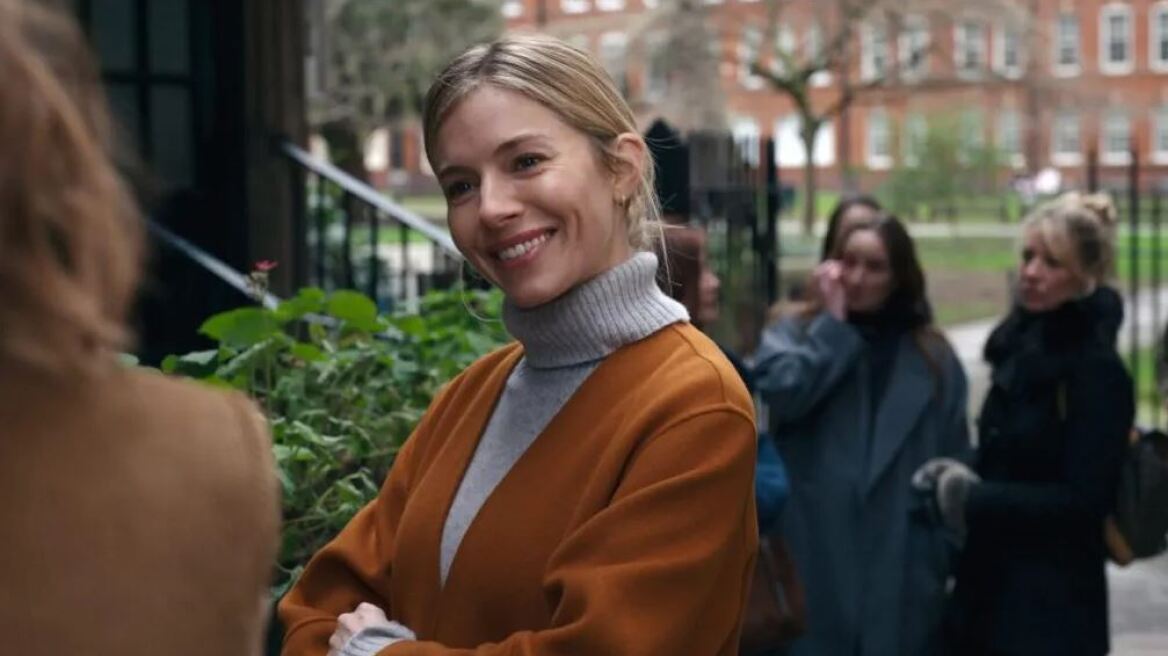 Η Σιένα Μίλερ σε νέα, εθιστική σειρά του Netflix παραδίδει στιλιστικά μαθήματα