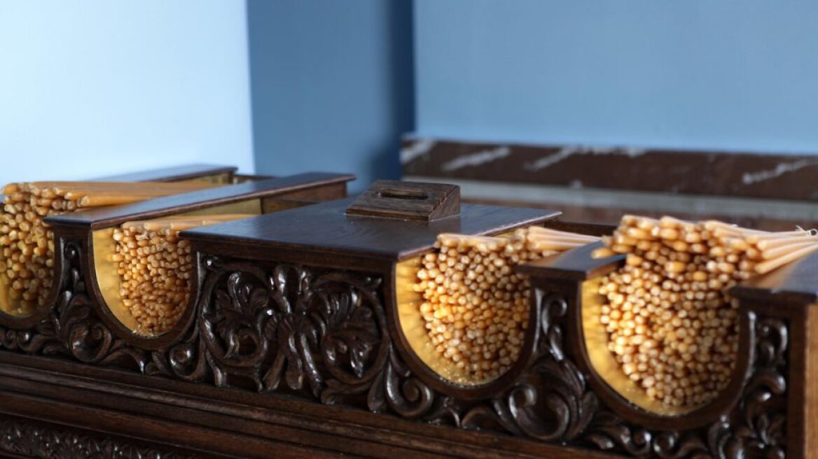 Ιερόσυλος άρπαξε το παγκάρι αλλά άφησε πίσω του το... παπούτσι του!