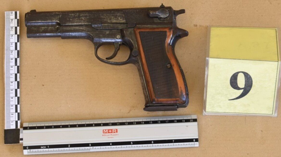 Ρέθυμνο: Πατέρας και γιος έκρυβαν οπλοστάσιο σε κοτέτσια - Δείτε φωτογραφίες