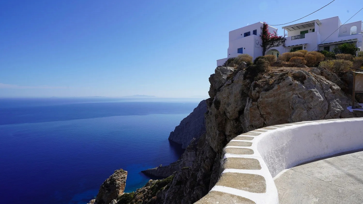 Φολέγανδρος: Παραλίες με άγρια ομορφιά και μια μαγευτική Χώρα σε ένα νησί που αρκεί μια φορά για να μην το ξεχάσεις ποτέ