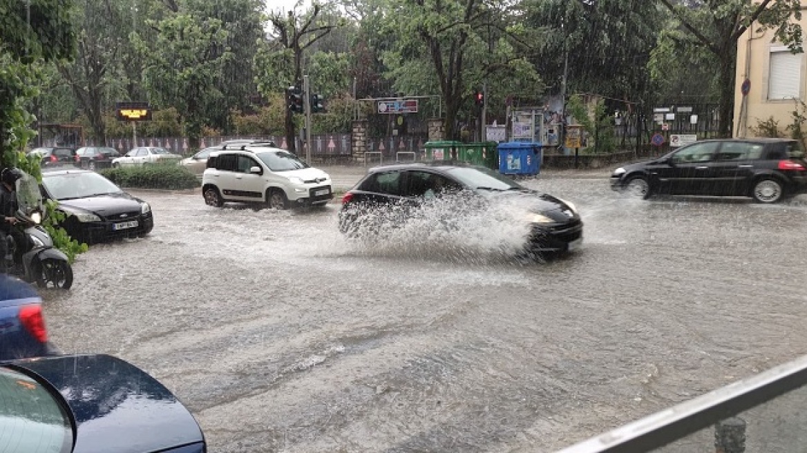 Ιωάννινα: Καταιγίδα και χαλαζόπτωση μετέτρεψαν τους δρόμους σε ποτάμια (βίντεο και φωτογραφίες)