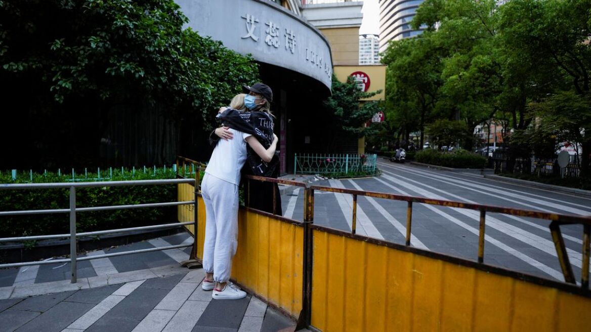 Κίνα: Ανακούφιση και δυσπιστία - Πώς αντέδρασαν οι κάτοικοι της Σανγκάης στην άρση του lockdown 