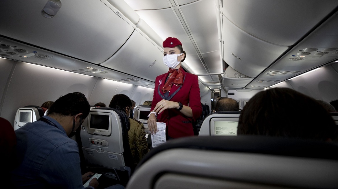 H 60χρονη γυναίκα που όταν έφτασε κοντά στο θάνατο έγινε αεροσυνοδός, κάνοντας πραγματικότητα ένα όνειρο ζωής