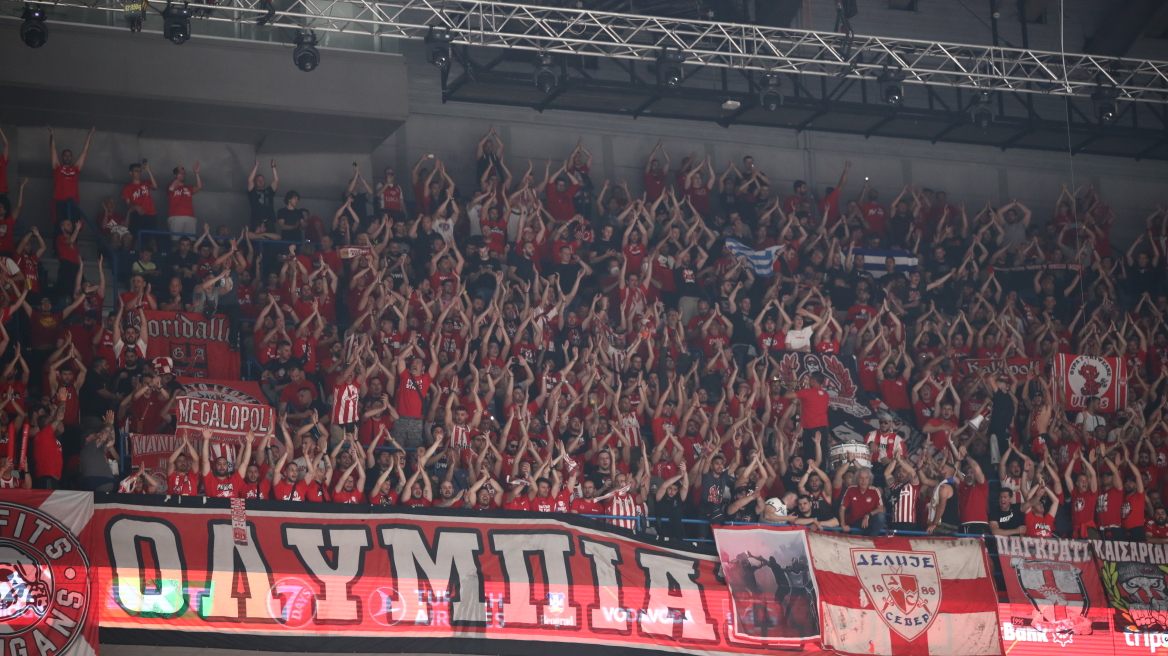 Ολυμπιακός - Εφές: Αποθέωση από 12.000 κόσμο στους «ερυθρολεύκους» παρά τον αποκλεισμό 
