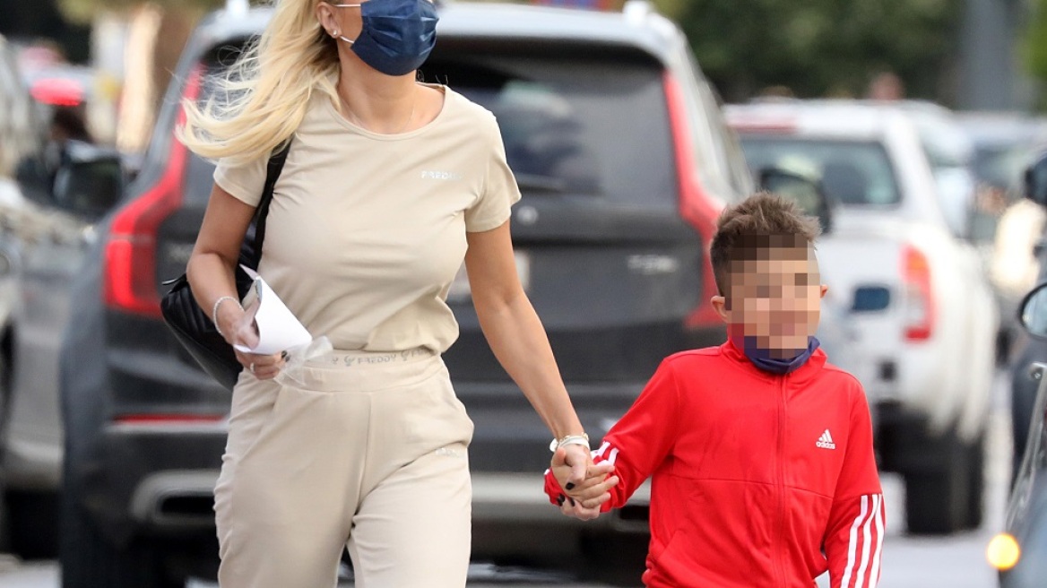 Η Φαίη Σκορδά σε βόλτα στη Γλυφάδα μαζί με το γιο της, Δημήτρη