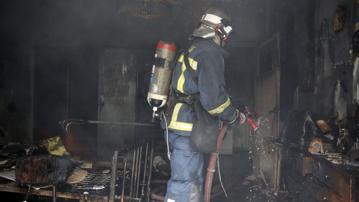 Αιγάλεω: Πυρκαγιά σε εγκαταλελειμμένο κτίριο  - Δεν υπάρχει κίνδυνος επέκτασης