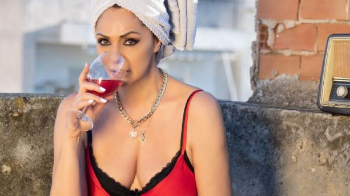 Βίκυ Κουλιανού: Με κόκκινο κρασί, πετσέτα και... μακαρονάδα στην ταράτσα