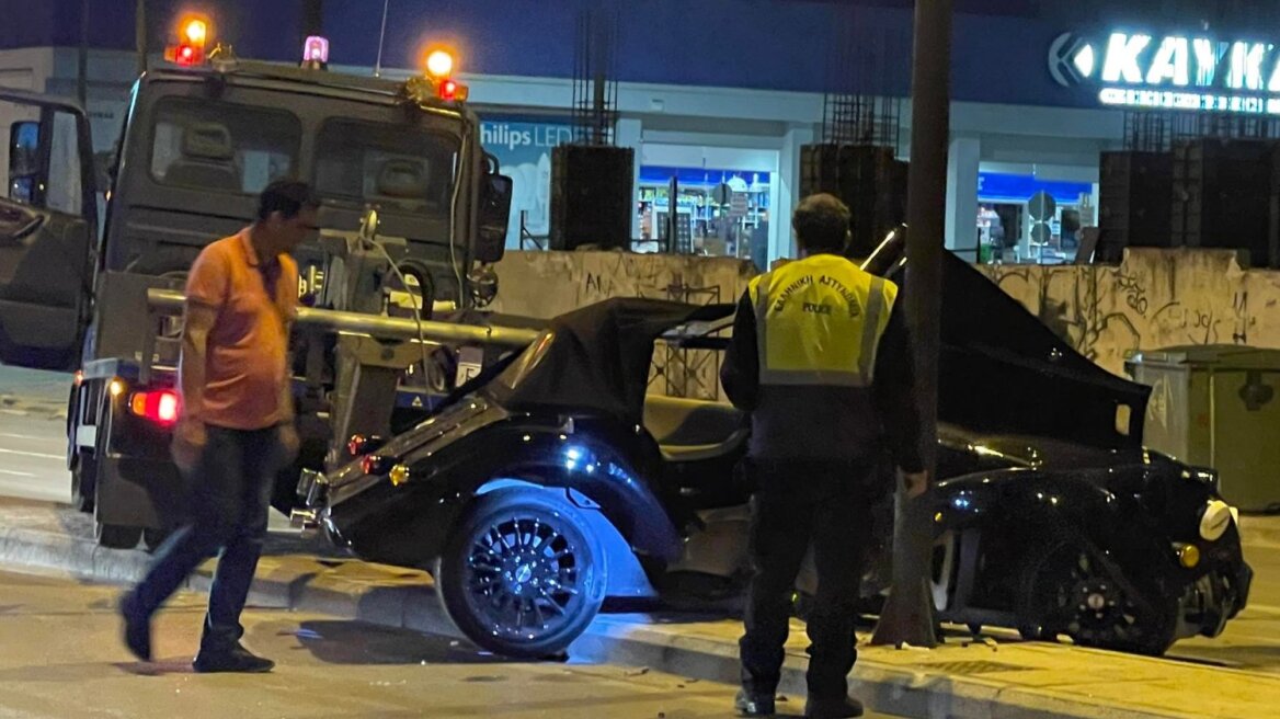 Τρομακτικό τροχαίο: Πολυτελές αυτοκίνητο «καρφώθηκε» σε κολώνα στη Λάρισα