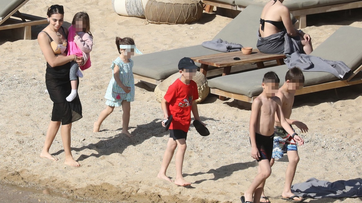Η Ολυμπία Χοψονίδου μαζί με τα παιδιά της στην παραλία