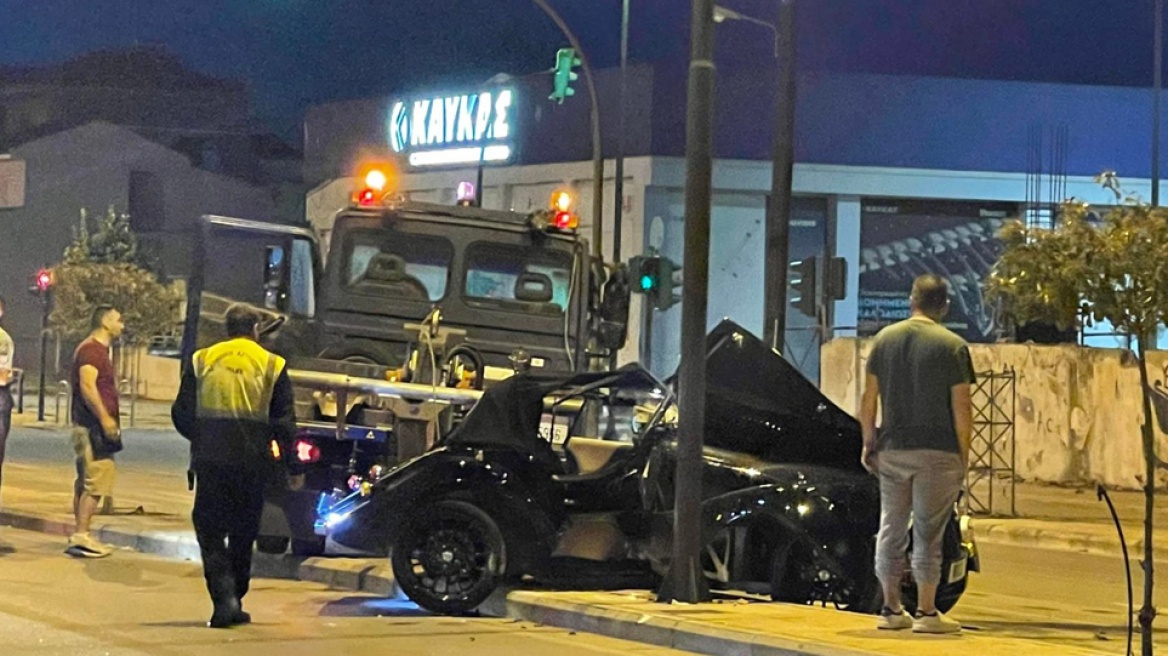 Ποιος είναι ο γιατρός του πολυτελούς αυτοκινήτου που «καρφώθηκε» σε κολώνα στην Λάρισα