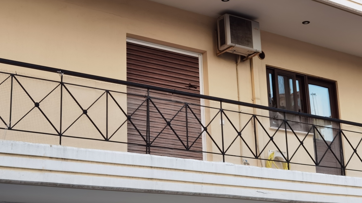 Ζεφύρι: «Ήταν η τρίτη σφαίρα που βρίσκουμε τον τελευταίο χρόνο», λέει ο ιδιοκτήτης του σπιτιού στο Ζεφύρι