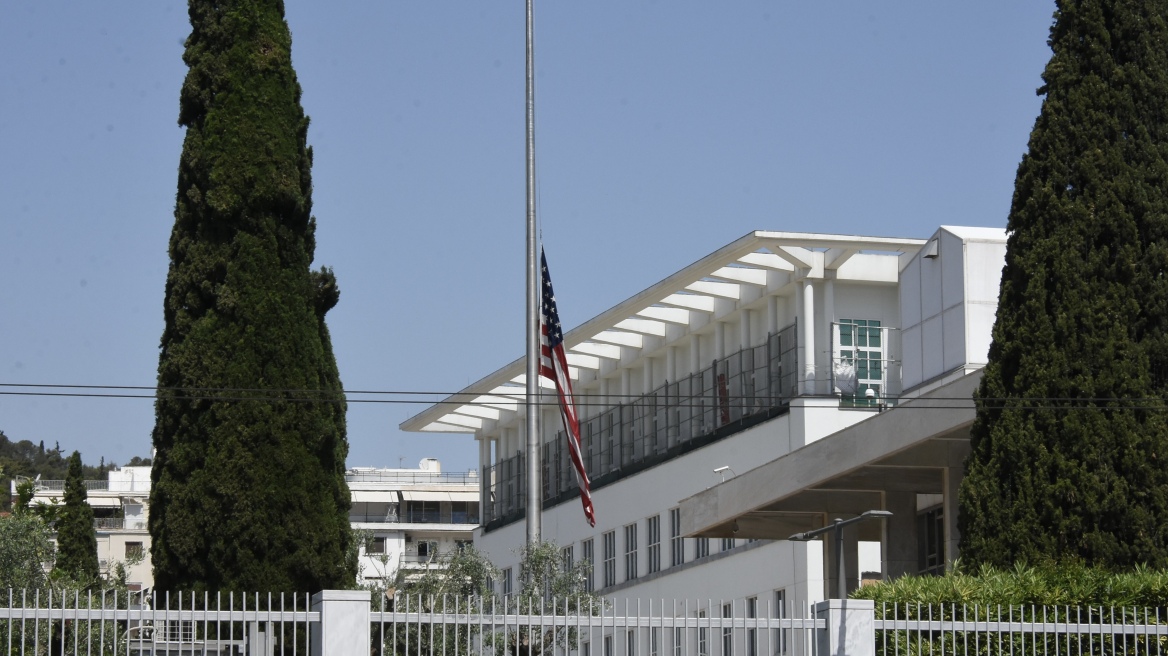 Μακελειό σε δημοτικό στο Τέξας: Μεσίστια η σημαία των ΗΠΑ στην Αμερικανική Πρεσβεία της Αθήνας