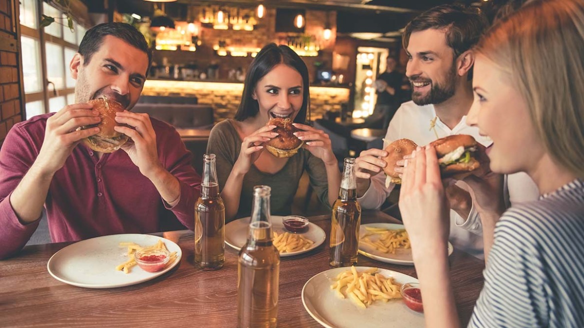 Τι τρώμε μπροστά σε αγνώστους; Έρευνα απαντά