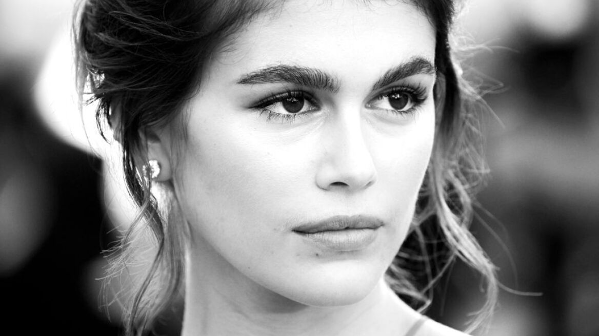 H Kaia Gerber φόρεσε τη signature απόχρωση της μητέρας της στο κόκκινο χαλί του φεστιβάλ Καννών