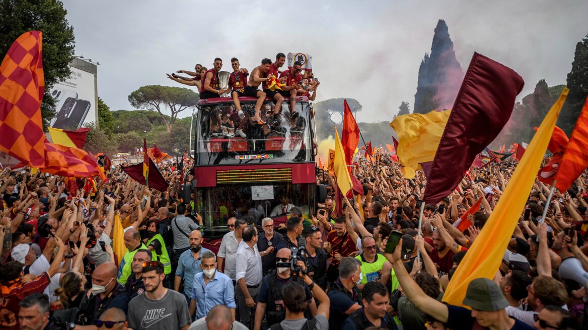 Βίντεο: Αποθέωση για Μουρίνιο στη θριαμβευτική παρέλαση τίτλου της Ρόμα