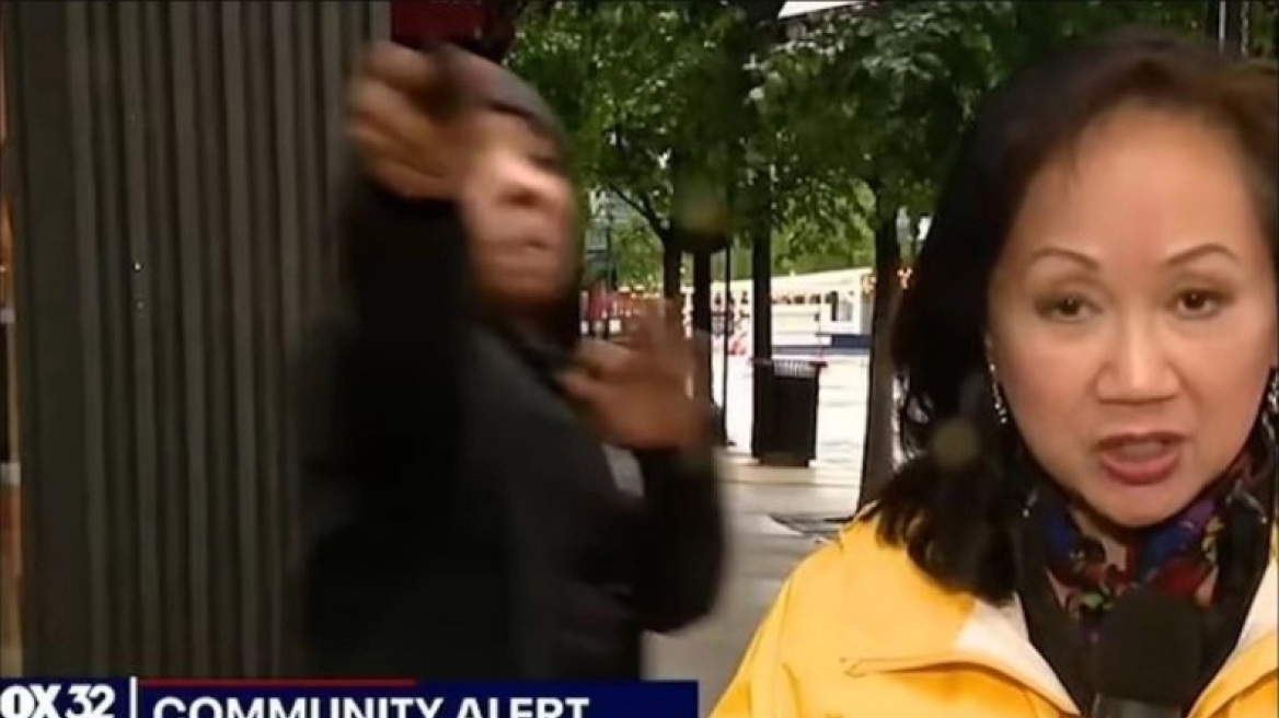 Έβγαλε όπλο on camera στο συνεργείο του Fox News που έκανε ρεπορτάζ για… τα όπλα στο Σικάγο