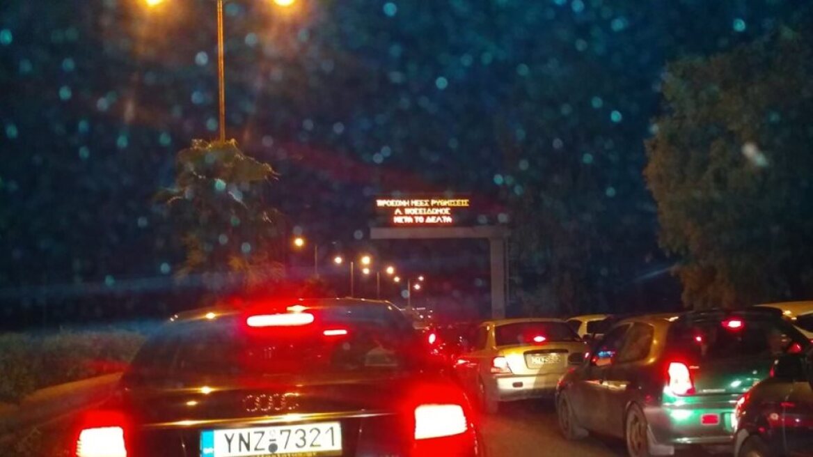 Προβλήματα στην Ποσειδώνος στο ύψος του Φλοίσβου λόγω ατυχήματος 