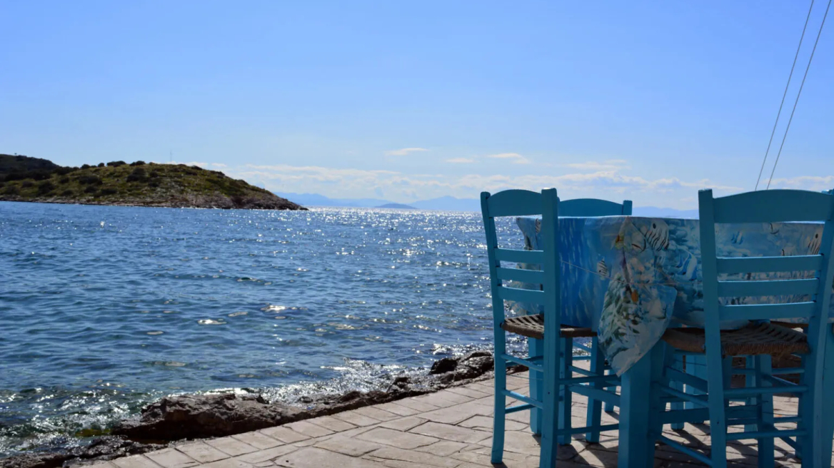 Το γραφικό ψαροχώρι του Σαρωνικού που απέχει μόλις 40 λεπτά από την Αθήνα 