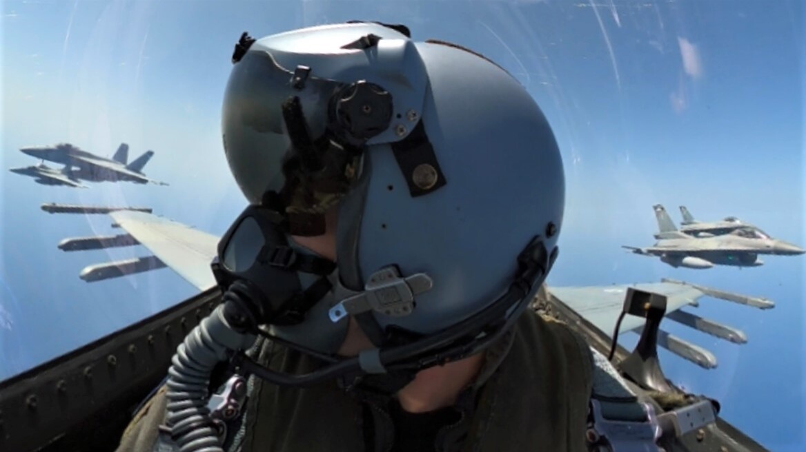 «Top Gun» στο Ιόνιο: Συνεκπαίδευση ελληνικών μαχητικών με δύο αεροπλανοφόρα