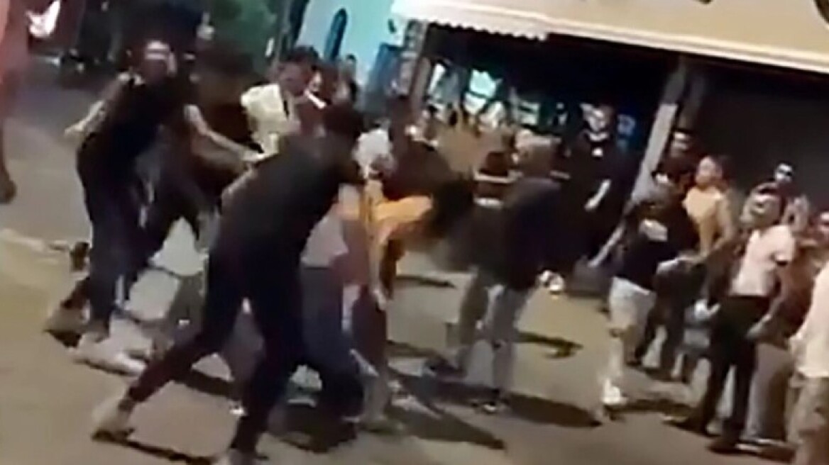 Απίστευτο ξύλο μεταξύ μεθυσμένων θαμώνων στην Ρόδο (vid)