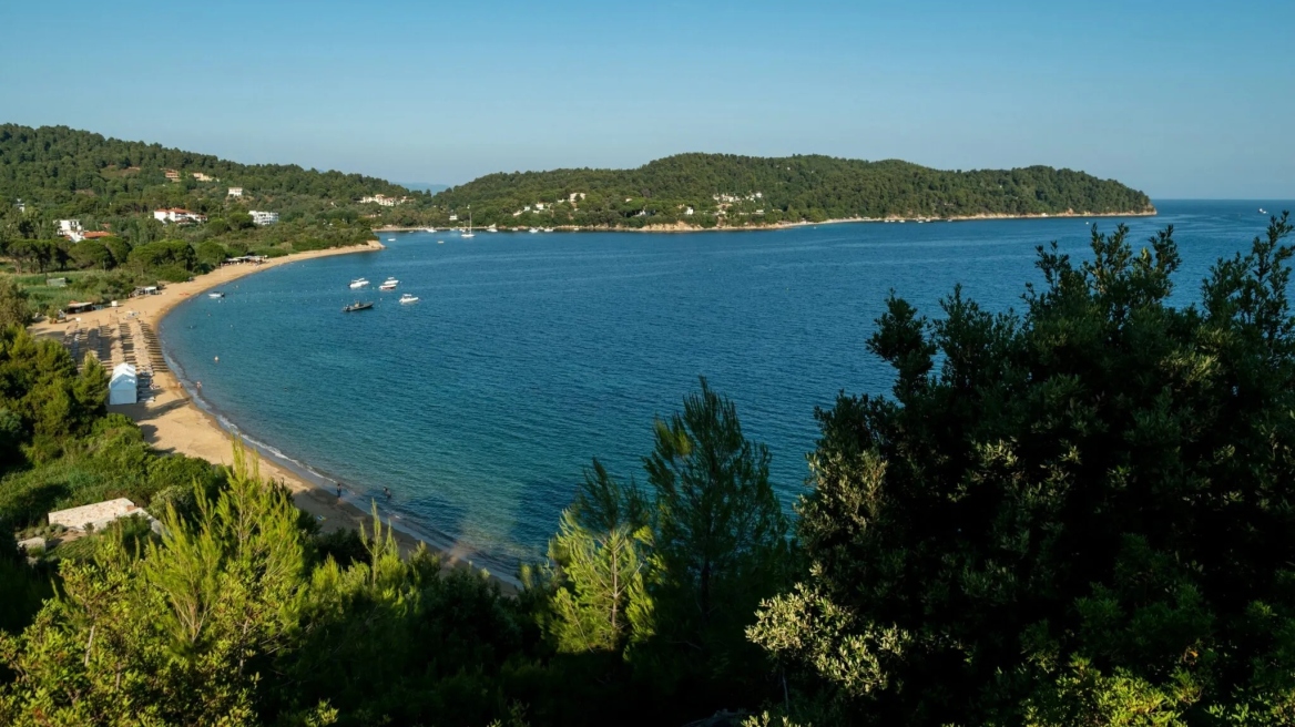 Ανακαλύπτoντας τις καλύτερες παραλίες της Σκιάθου – Εκεί όπου τα δέντρα «χαϊδεύουν» τη θάλασσα