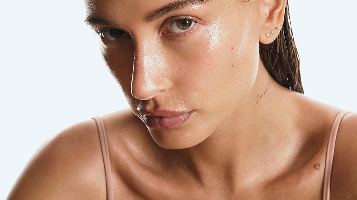 Tips & Tricks: Η Hailey Bieber μοιράζεται όλα τα skincare μυστικά της