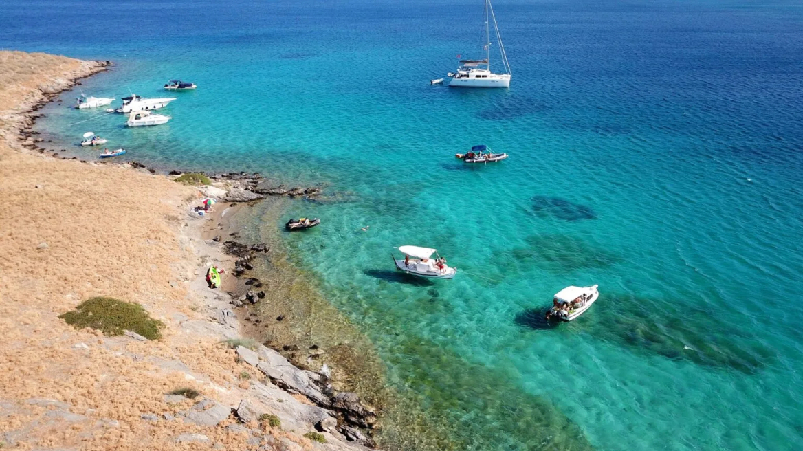 Tο σμαραγδένιο νησάκι των Μικρών Κυκλάδων που αποτελεί σύμβολο ενός άλλου τρόπου ζωής