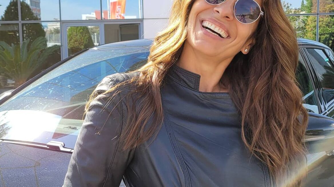 Η Πόπη Τσαπανίδου παίζει με τον εγγονό της στο πάτωμα του σπιτιού τους