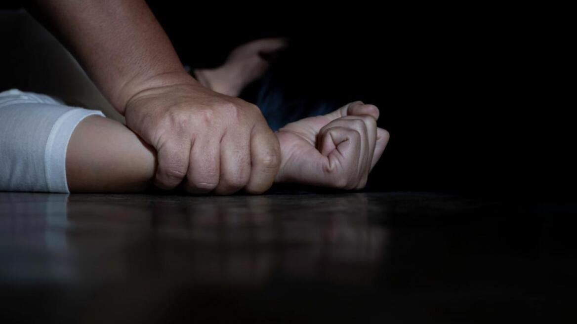Θεσσαλονίκη: Στη φυλακή με 15ετή κάθειρξη 54χρονος που κακοποιούσε σεξουαλικά την ανήλικη κόρη της συντρόφου του