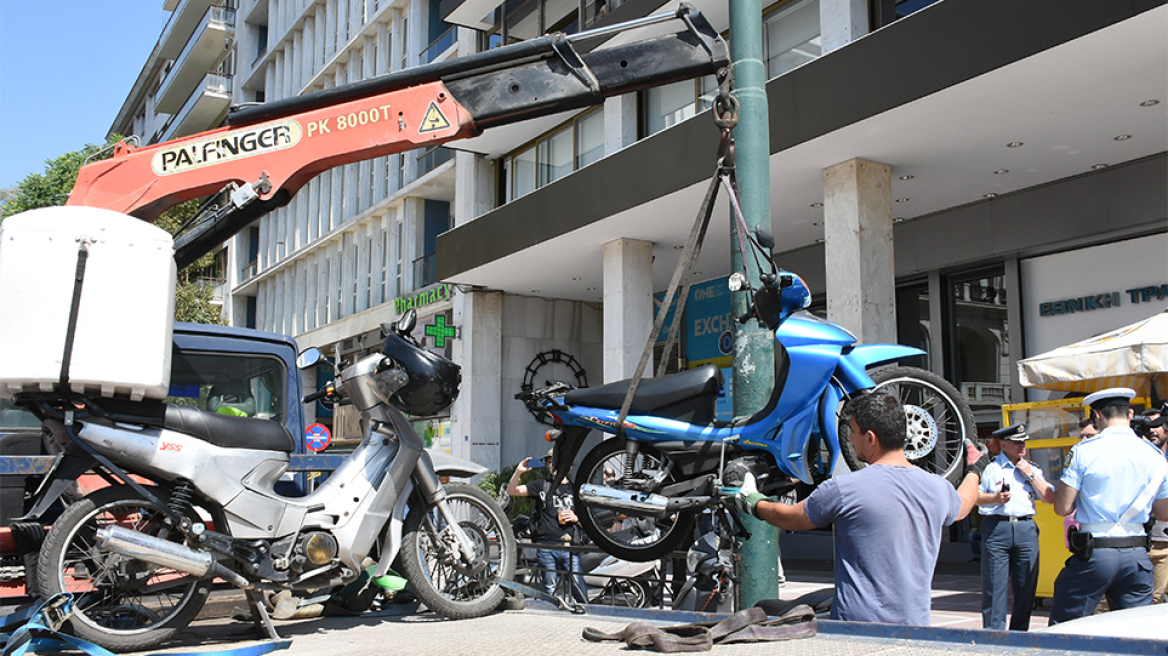 Δήμος Αθηναίων: Μεγάλη επιχείρηση στο κέντρο - Γερανός «σηκώνει» τα παράνομα σταθμευμένα μηχανάκια