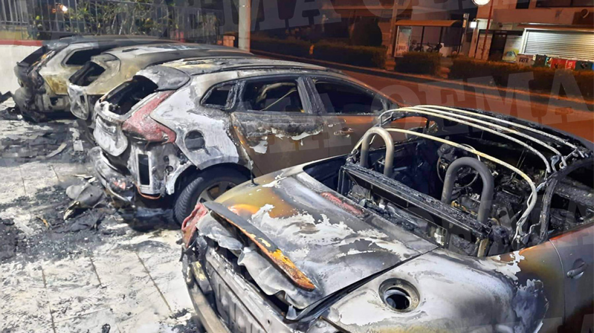 Βίντεο – ντοκουμέντο: Εμπρηστική επίθεση σε μάντρα αυτοκίνητων στο Παλαιό Φάληρο