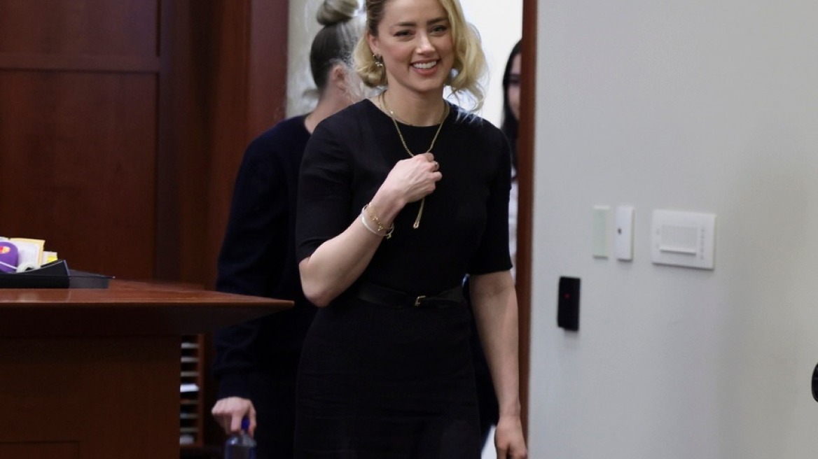 Άμπερ Χερντ: Το Twitter την καταδίκασε για το «φόρεμα κηδείας»