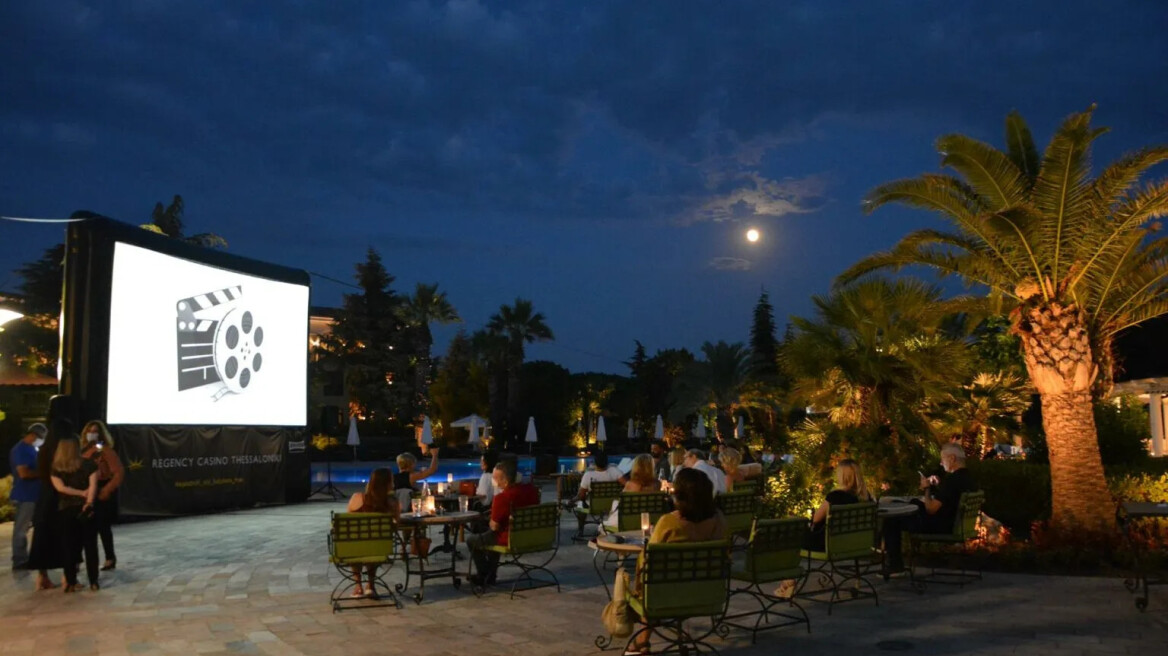 Σινεμά στην πισίνα κάτω απ’ τα αστέρια στη Θεσσαλονίκη 