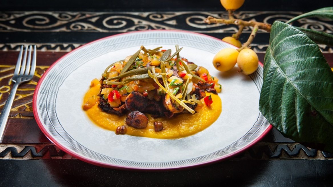 Ψητό χταπόδι αλλιώς: με σάλτσα από μούσμουλα, πουρέ γλυκοκολοκύθας και κρίταμο