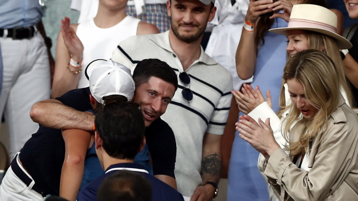 Roland Garros: Η αγκαλιά του Λεβαντόφσκι στη Σβιόντεκ 