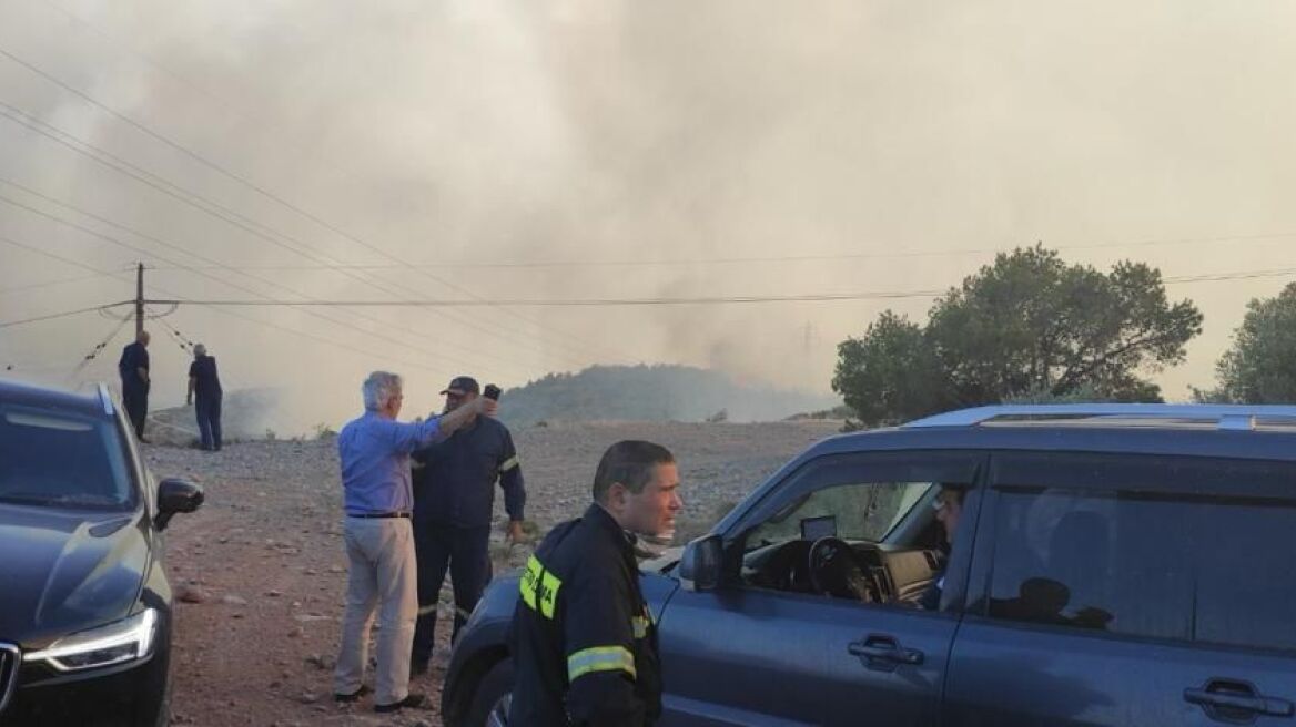 Φωτιά στη Βούλα: Στο πεδίο βρέθηκαν ο Χρήστος Στυλιανίδης και ο Βασίλης Παπαγεωργίου 